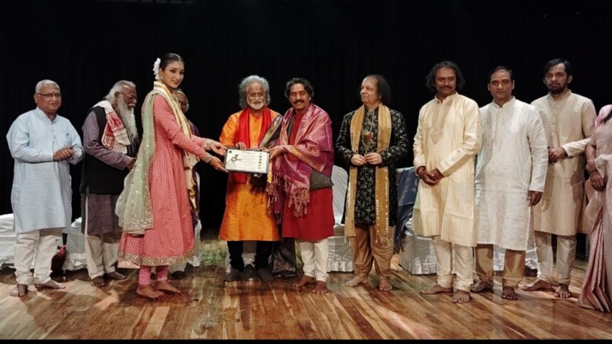 Respect For Guru; गुरु के प्रति सम्मान व्यक्त करती श्रेया की कथक मंच पर एंट्री।